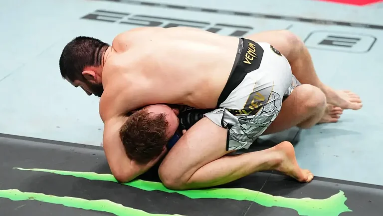 Генри Сехудо оценил доминирование Махачева в бою: «Это просто дьявольщина»