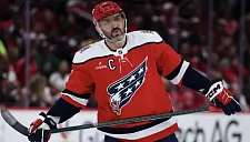 Овечкин поздравил Карлсона с 600-й передачей в НХЛ бокалом пива
