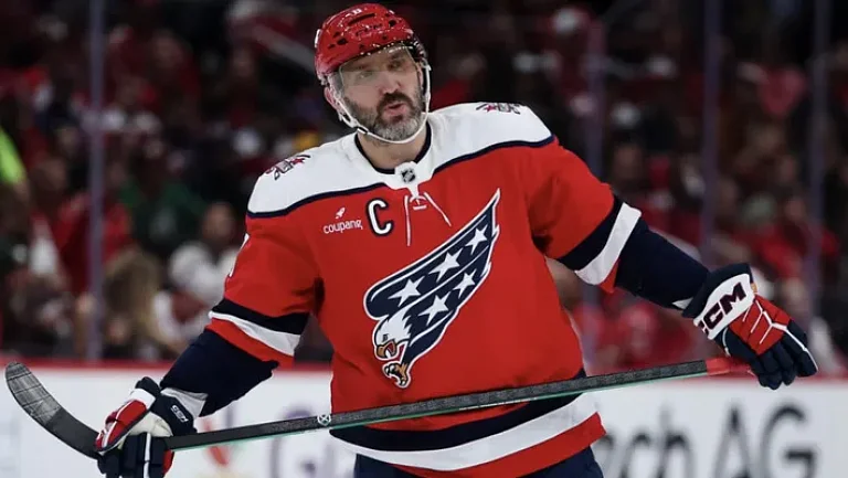 Овечкин поздравил Карлсона с 600-й передачей в НХЛ бокалом пива