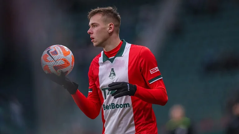 Защитник Сильянов не исключил уход из «Локомотива» в «Зенит»
