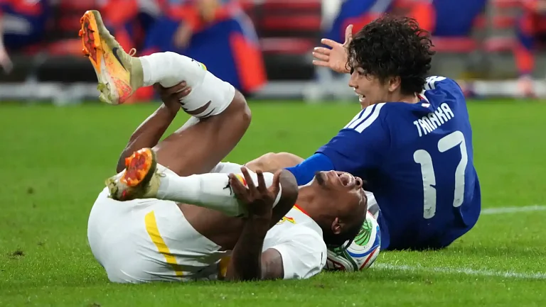 Японский футболист сломал ногу игроку сборной Ганы Абу Фрэнсису