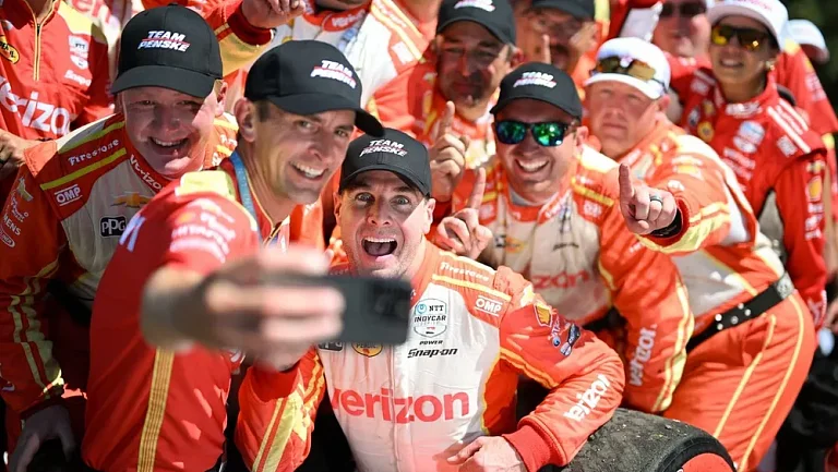 Палоу завоевал титул, Пауэр прервал победную засуху команды Penske