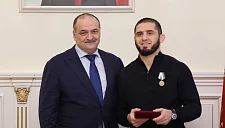 Глава Дагестана Меликов наградил Ислама Махачева медалью за заслуги в спорте