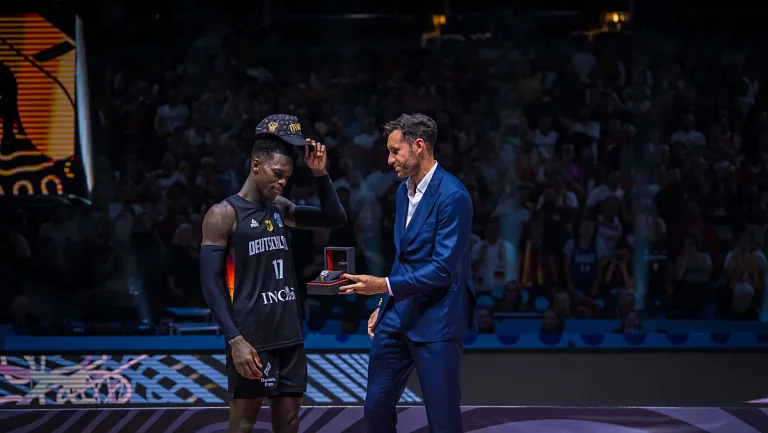 Разыгрывающий сборной Германии Деннис Шрёдер стал MVP Евробаскета-2025