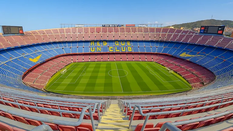 Фанаты «Барселоны» промокли на трибунах после ремонта «Камп Ноу»