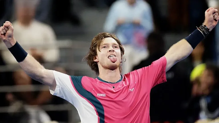 Рублёв и Рыбакина взяли верх над Вашеро и Швёнтек на выставочном турнире в Китае