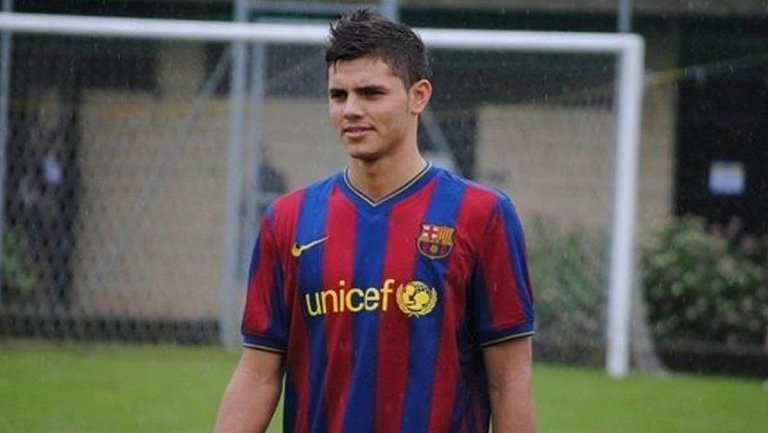 Известный нападающий убил и съел голубя в академии Ла Масия