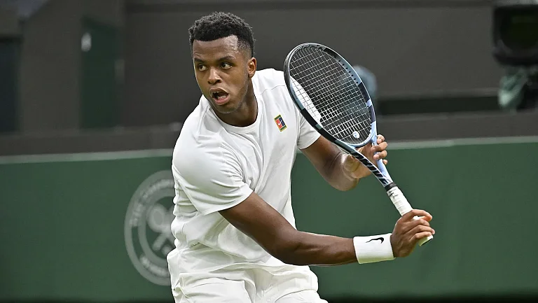 Французский теннисист снялся с матча в Монпелье, попав мячом себе в глаз