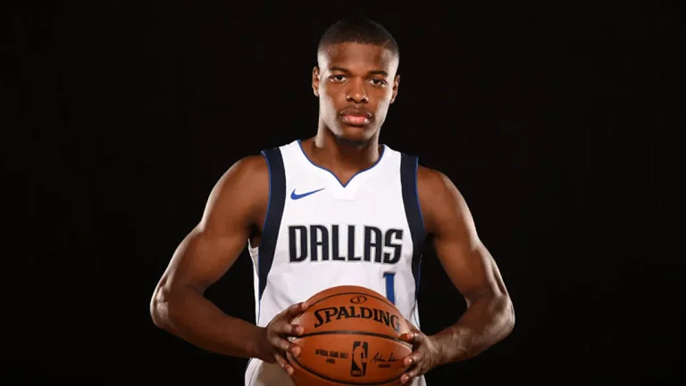 Деннис Смит-младший возвращается в «Даллас»