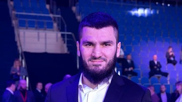 Бетербиев проведет бой с Николсоном 22 ноября в Саудовской Аравии