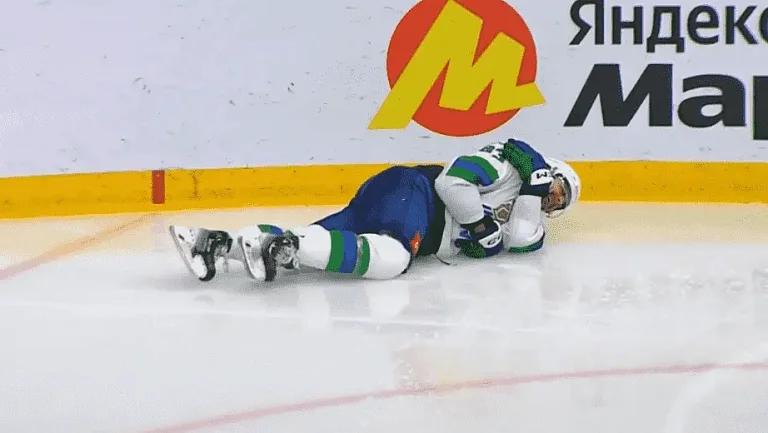 Антон Берлев получил травму и покинул лёд на носилках