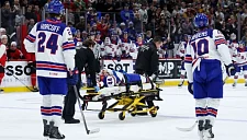 Хоккеиста сборной США унесли на носилках после попадания шайбы в голову