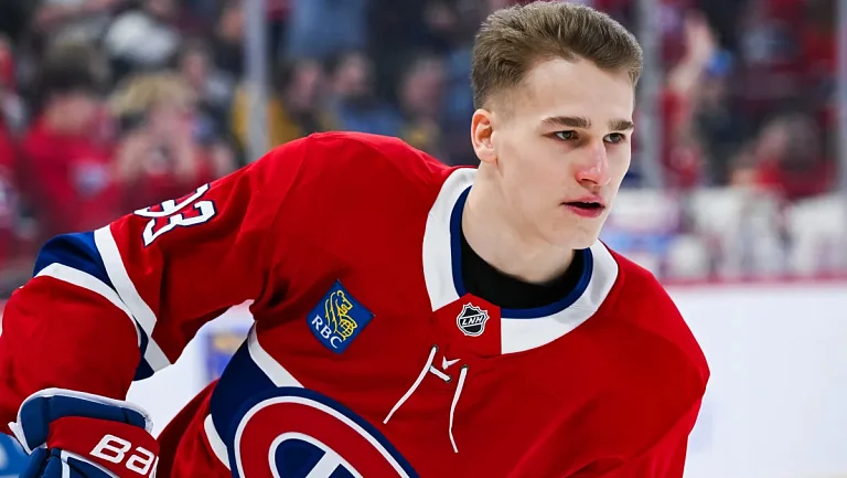 Сеннеке грозит обойти Демидова в гонке бомбардиров среди новичков НХЛ