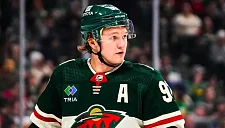 Капризов разбил шайбой защиту шеи Шестёркину во время матча НХЛ