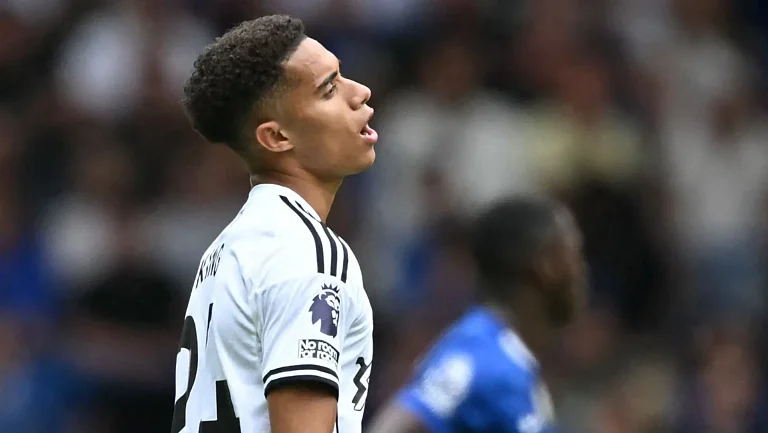 VAR отменяет гол Кинга: эксперты критикуют решение