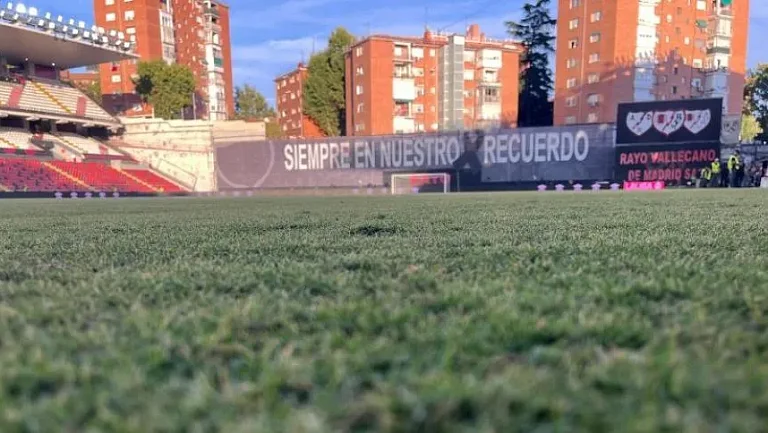 Накануне игры с «Барселоной» газон  стадиона «Вальекас» в ужасном состоянии