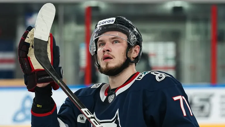 Стала известна зарплата форварда «Нефтехимика» Белозерова