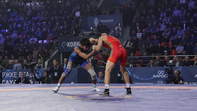 Более 200 борцов из 12 стран съехались в Якутск на международный турнир