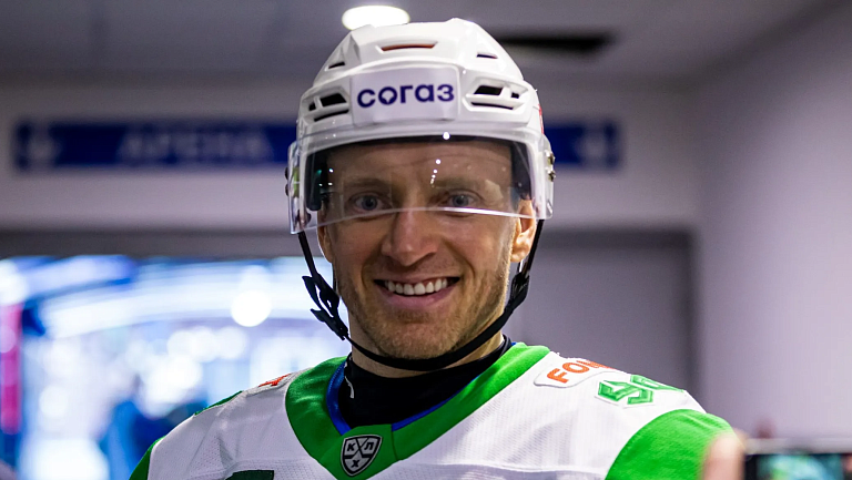 Капитана «Салавата» Панина увезли в больницу после попадания шайбы в лицо