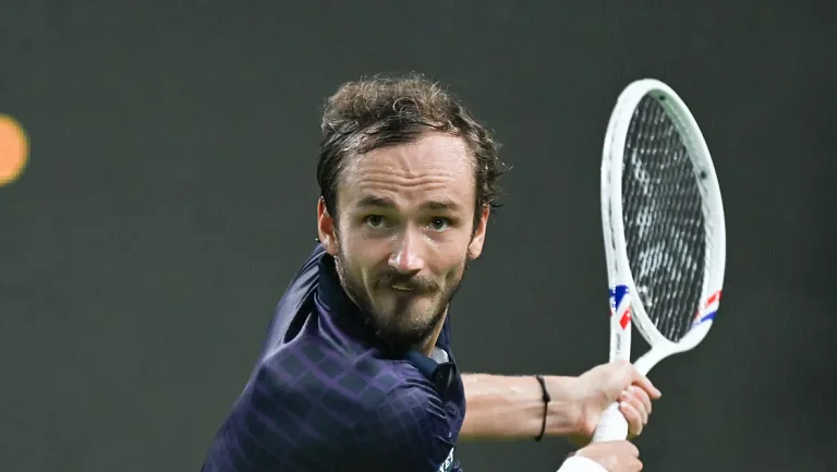 Даниил Медведев уверенно обыграл Джоковича накануне Australian Open