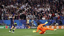 Хвича Кварацхелия забивает четвертый мяч в ворота Яна Зоммера