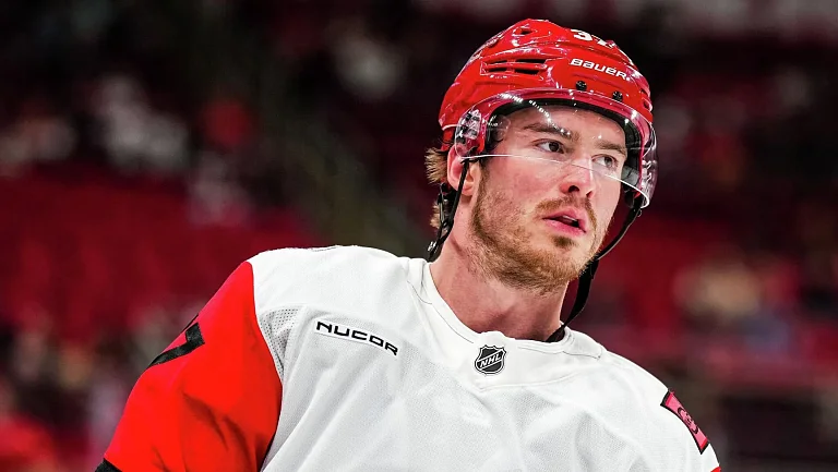 Гол и две передачи Свечникова помогли «Каролине» победить «Детройт»