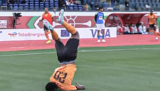 Форвард Замбии Дака приземлился на шею, делая сальто после гола