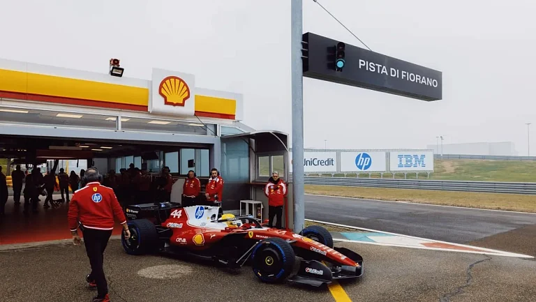 В «Феррари» хотят объяснить, почему новый болид SF-26 заглох на презентации