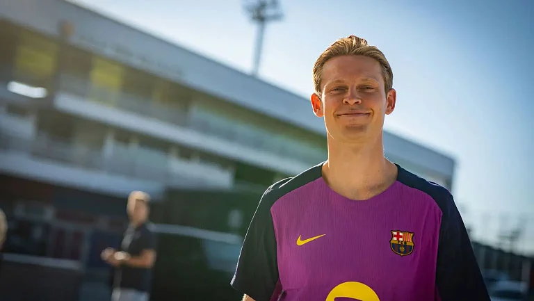 «Барселона» все еще не подписала новый контракт с Френки де Йонгом