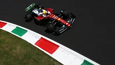 Хэмилтон сократил отставание от Шарля Леклера после отпуска