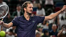 Медведев уверенно начал полуфинальный матч в Шанхае, победив в 1-м сете