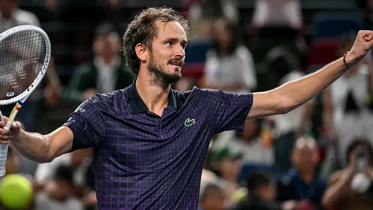 Медведев уверенно начал полуфинальный матч в Шанхае, победив в 1-м сете