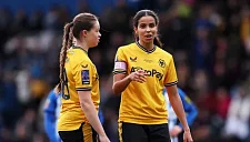 Женская футбольная команда «Вулвз» готовится к игре с «Мидлсбро»