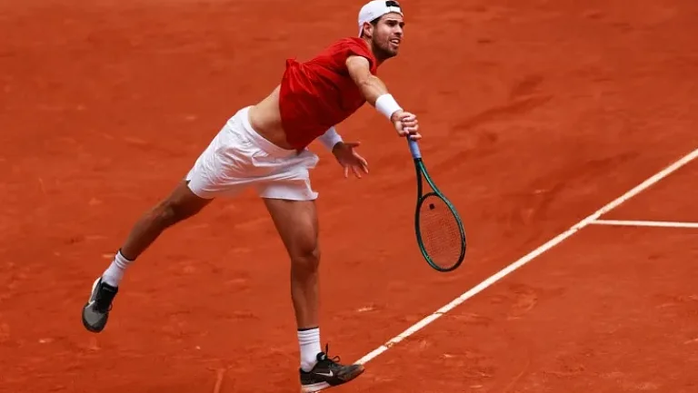 Хачанов ведёт в матче на «Ролан Гаррос», но игру остановил дождь