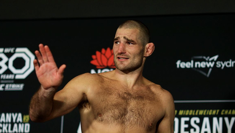 Экс-чемпиона UFC Стрикленда временно отстранили от боев