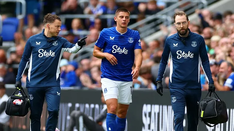 Травма Миколенко ставит под вопрос тактику «Эвертона» на матч с «Лидсом»