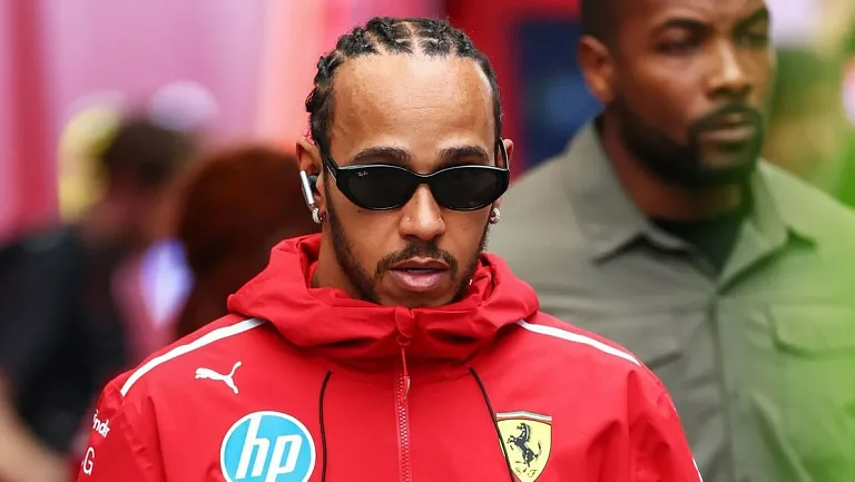 Хэмилтон хочет высказаться о первых тестах «Феррари» на новом болиде SF-26