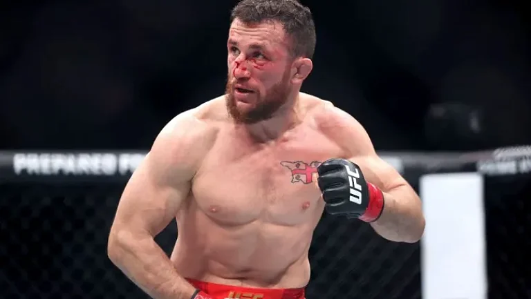 Дана Уайт показал избитое лицо Двалишвили после боя с Яном