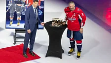 Овечкину вручили композицию из бронзовой клюшки с числом 900