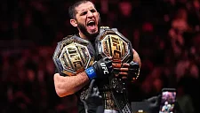 Ислам Махачев одержал доминирующую победу и повторил рекорд UFC