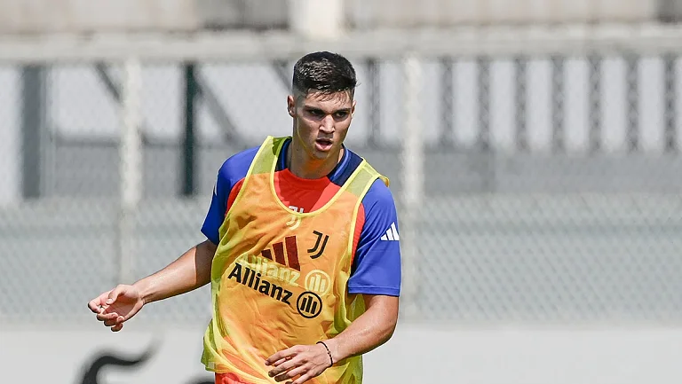 Тудор видит огромный потенциал в Василие Аджиче и блокирует его трансфер
