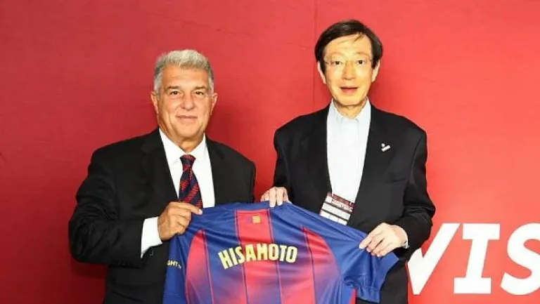 Жоан Лапорта вручил клубную футболку «Барселоны» мэру Кобе