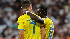 Криштиану Роналду тортом поздравил сенегальца Мане с победой на Кубке Африки