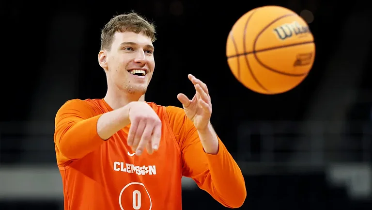 «Оклахома» подписала контракт с российским баскетболистом Лахиным