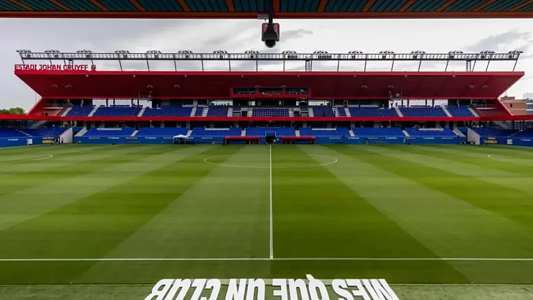 «Барселоне» разрешили провести матч на «Стадионе имени Йохана Кройфа»