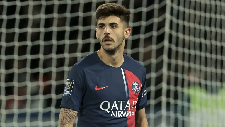 «Барселона» присматривается к защитнику ПСЖ Лукасу Бералдо