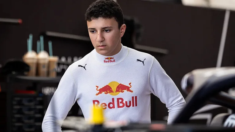 Изак Аджар: «Мне говорят, что нужно радоваться чаще»