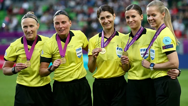 Арбитры чемпионата Испании по футболу среди женщин проходят семинар