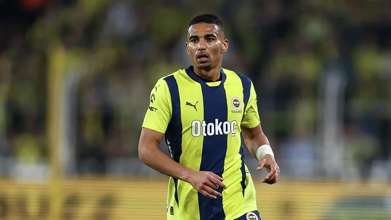 Защитник «Фенербахче» отказался от перехода в «Спартак»