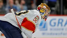 Российский вратарь «Флориды» Тарасов пропустил нелепую шайбу в матче НХЛ